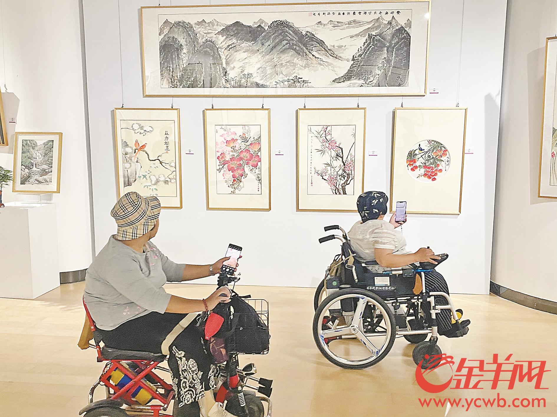 广州第十三届残疾人书画作品展正在举行一场专门为残疾人办的书画展